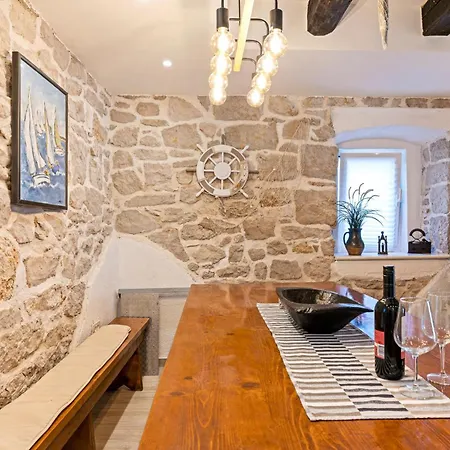 Holiday home 4 Bedroom Stunning In Murter