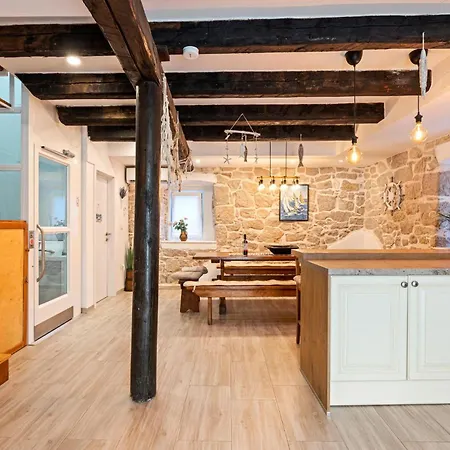 18 With Seaview * Murter