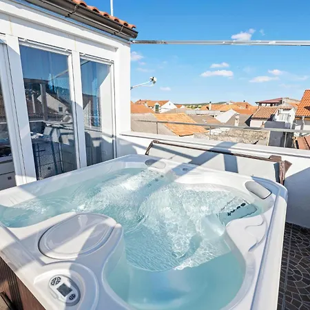 Holiday home 4 Bedroom Stunning In Murter