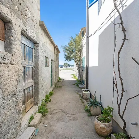Holiday home 4 Bedroom Stunning In Murter