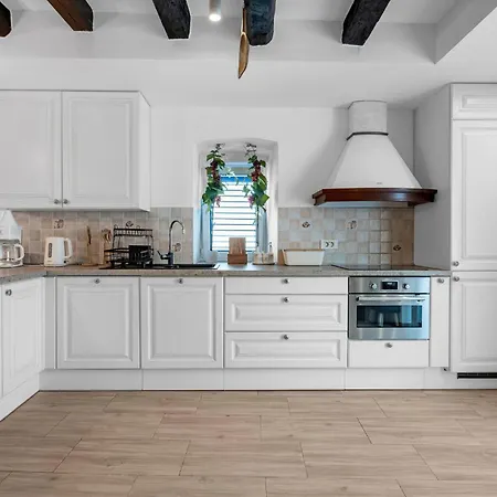 18 With Seaview * Murter