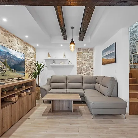 4 Bedroom Stunning In Holiday home Murter