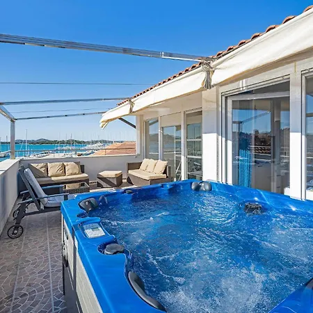Holiday home 4 Bedroom Stunning In Murter