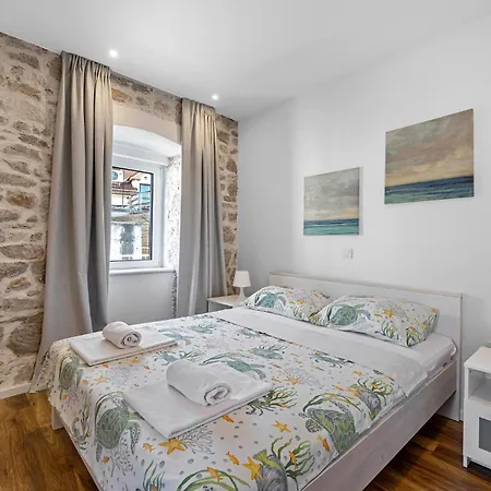 18 With Seaview * Murter