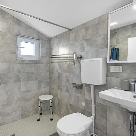 18 With Seaview Holiday home